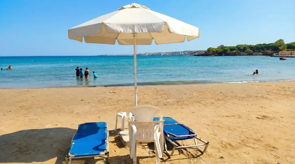 Παραλία με ομπρέλα και ξαπλώστρες Αρτέμιδα