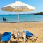 Παραλία με ομπρέλα και ξαπλώστρες Αρτέμιδα